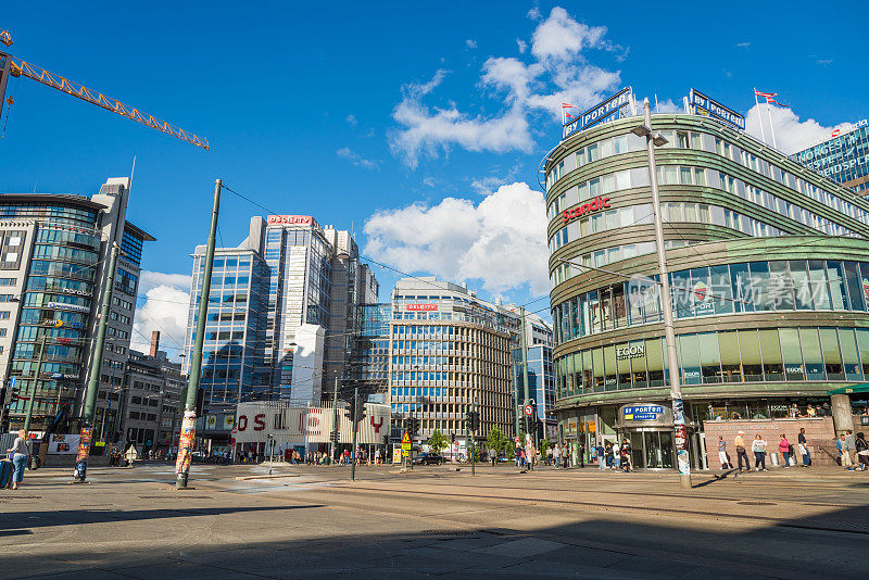 广角的奥斯陆市政厅和街道景象与人和旅行者/奥斯陆，挪威